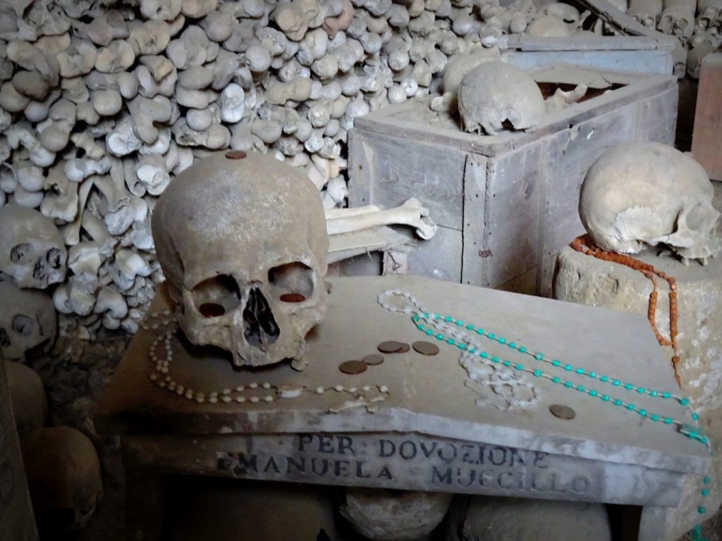 cmentarz-fontanelle-neapol-adopcja-czaszek